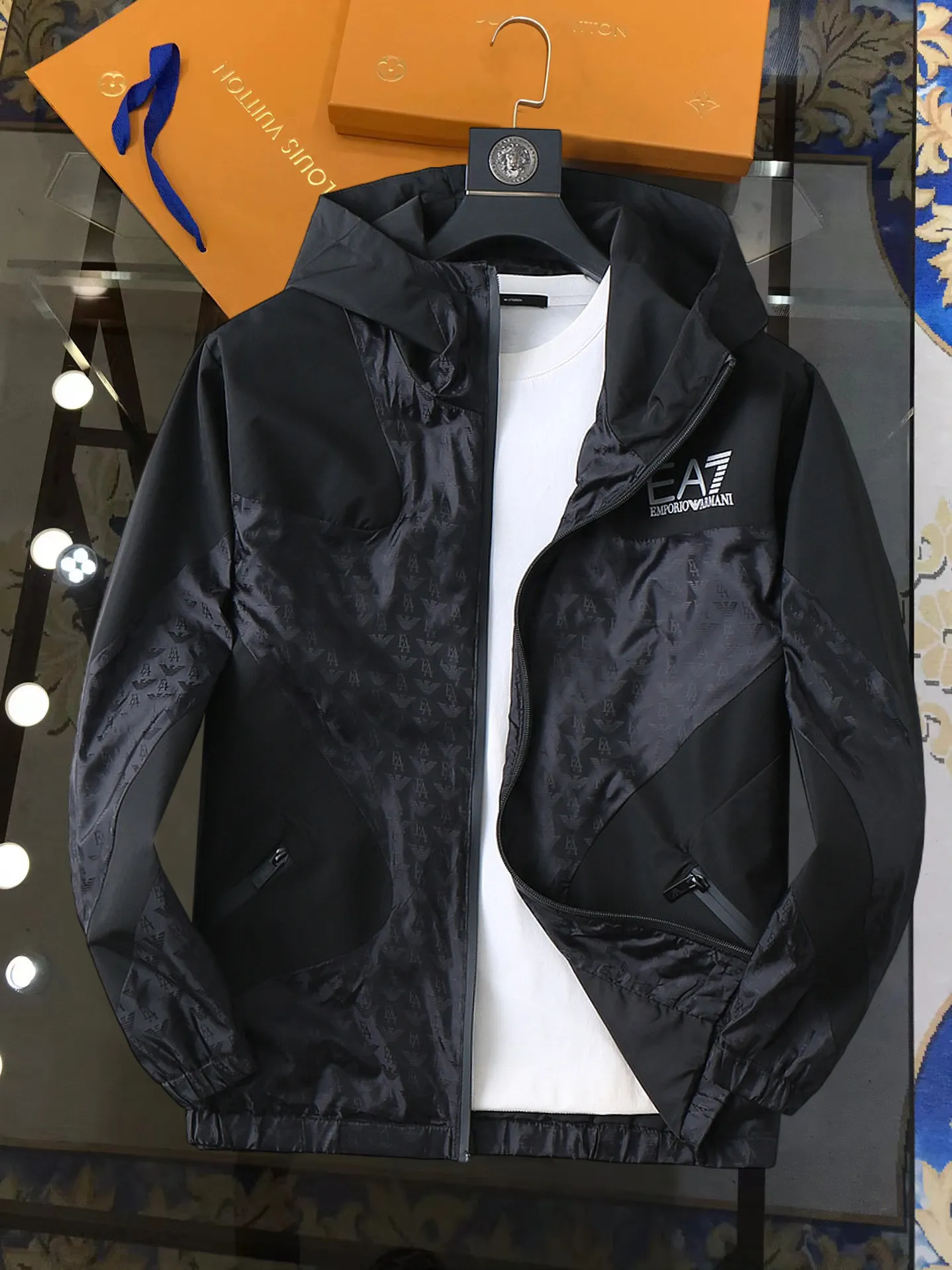 Armani official website Same Style, complete with three labels, on sale in advance. 2026 Autumn and Winter New Arrival men's jacket, Original with complete three labels, Premium version. Custom-made fabrics at the counter. Breathable, high comfort, impeccable details, brand element design concept, reflecting high quality. It feels delicate and soft, presents a casual cut, and has a great upper body shape. Sizes: M～3XL,